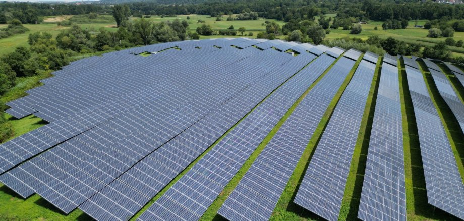 Freiflächenphotovoltaik Aufnahme einer Freiflächenphotovoltaik-Anlage