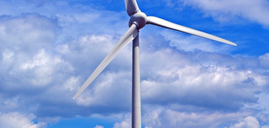 Windrad WIndkraftanlage vor blauem Himmel mit Wolken