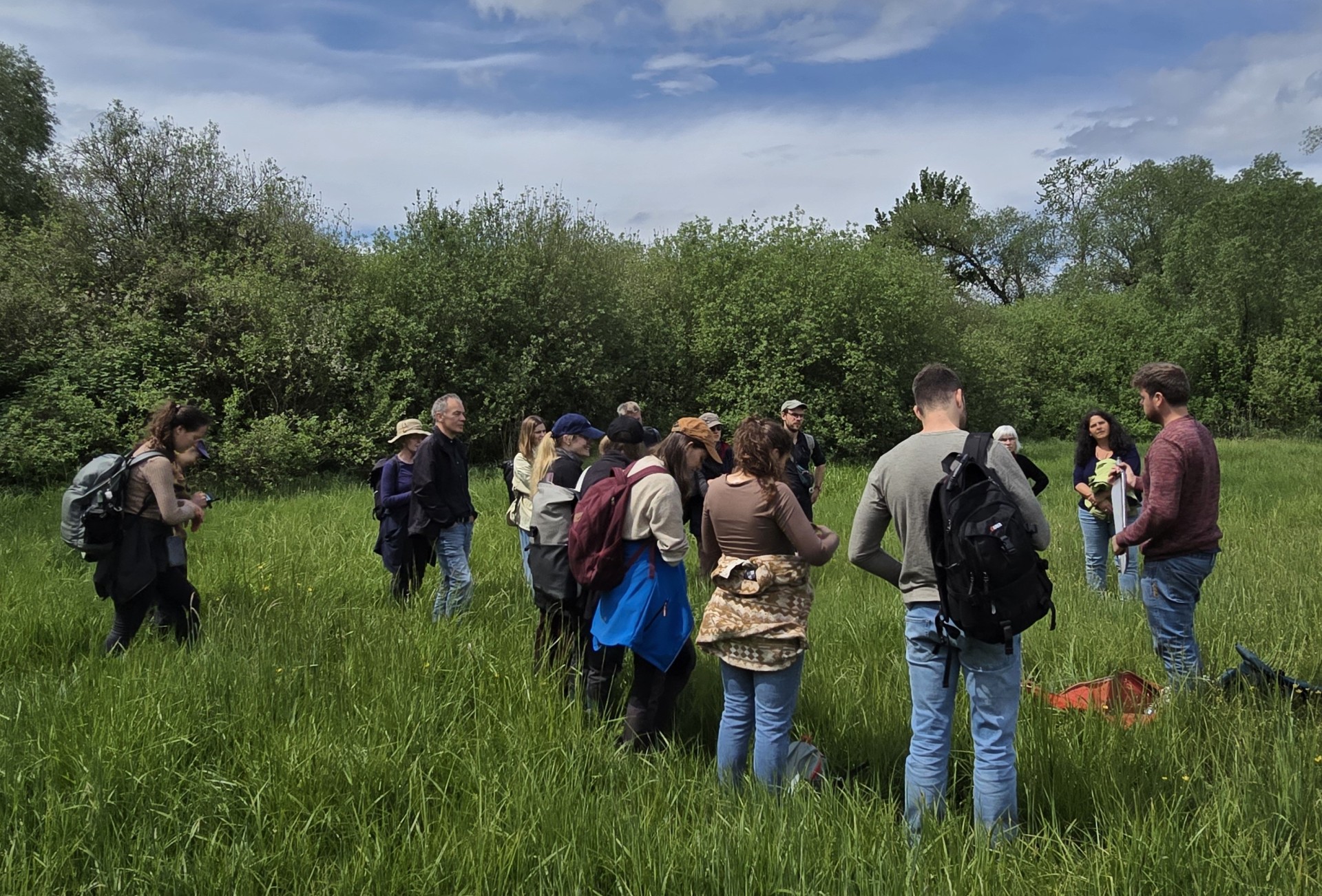Menschengruppe in der Landschaft