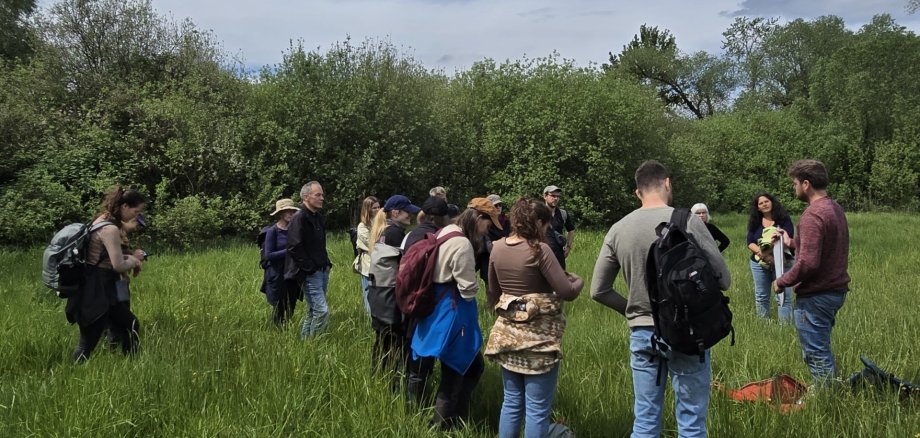 Menschengruppe in der Landschaft