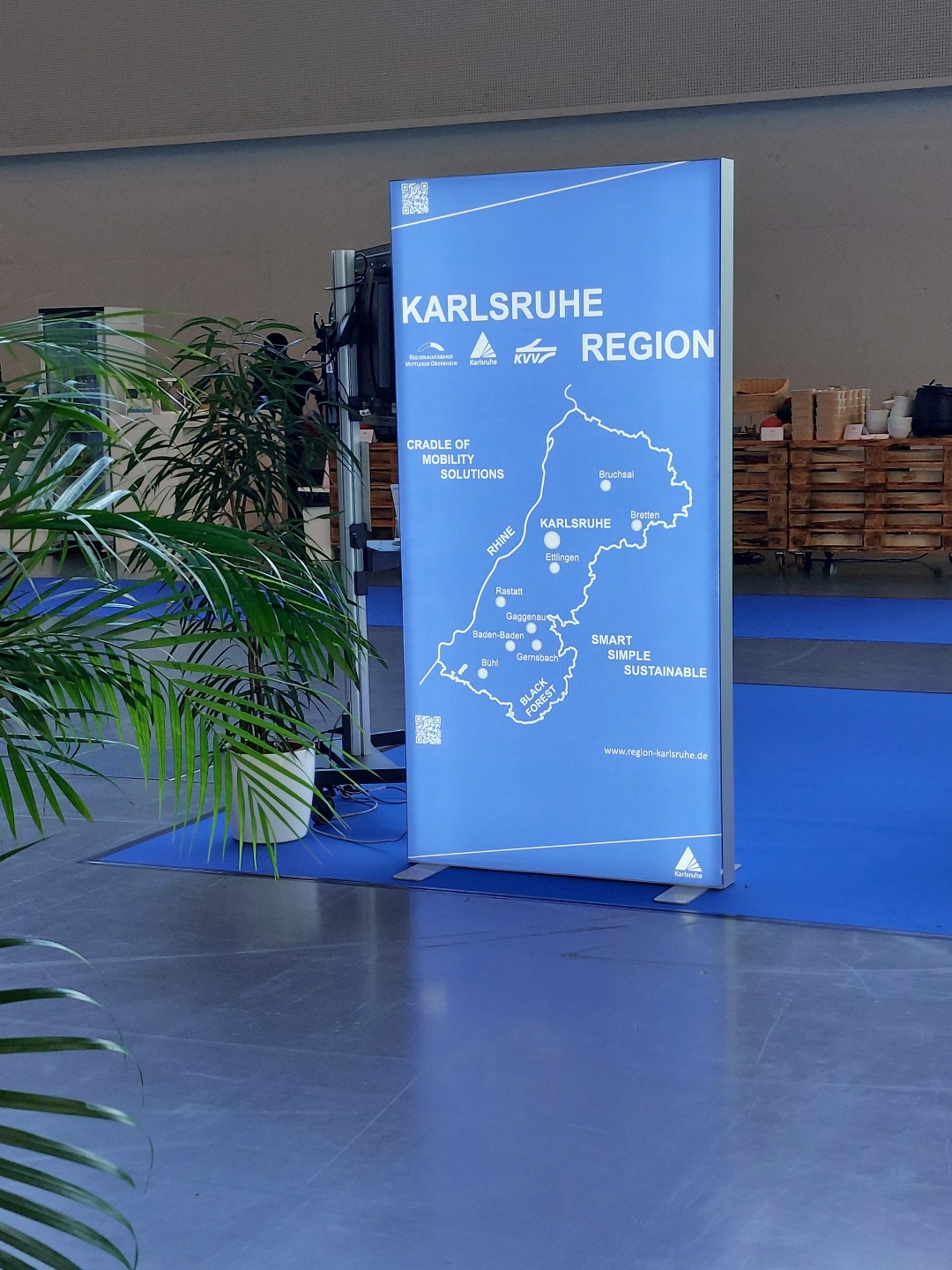 Blaues Messe-Display der Karlsruhe Region mit einer Übersichtskarte