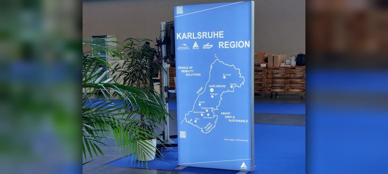 Blaues Messe-Display der Karlsruhe Region mit einer Übersichtskarte